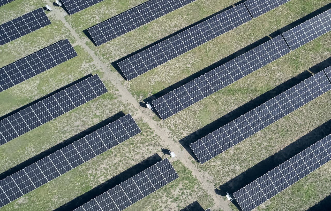 Luftaufnahme von Solarpaneelen in einem Solarpark