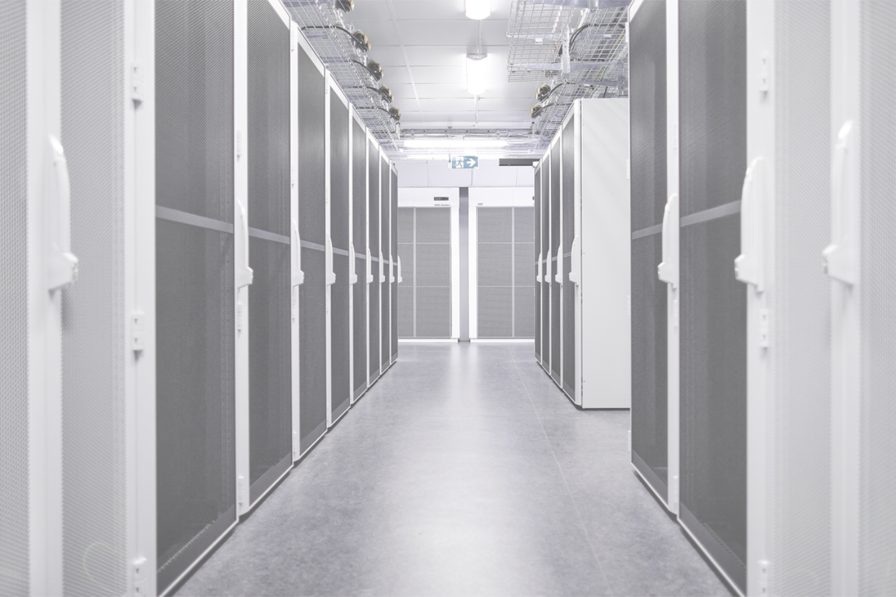 Blick in einen Gang eines Rechenzentrums.