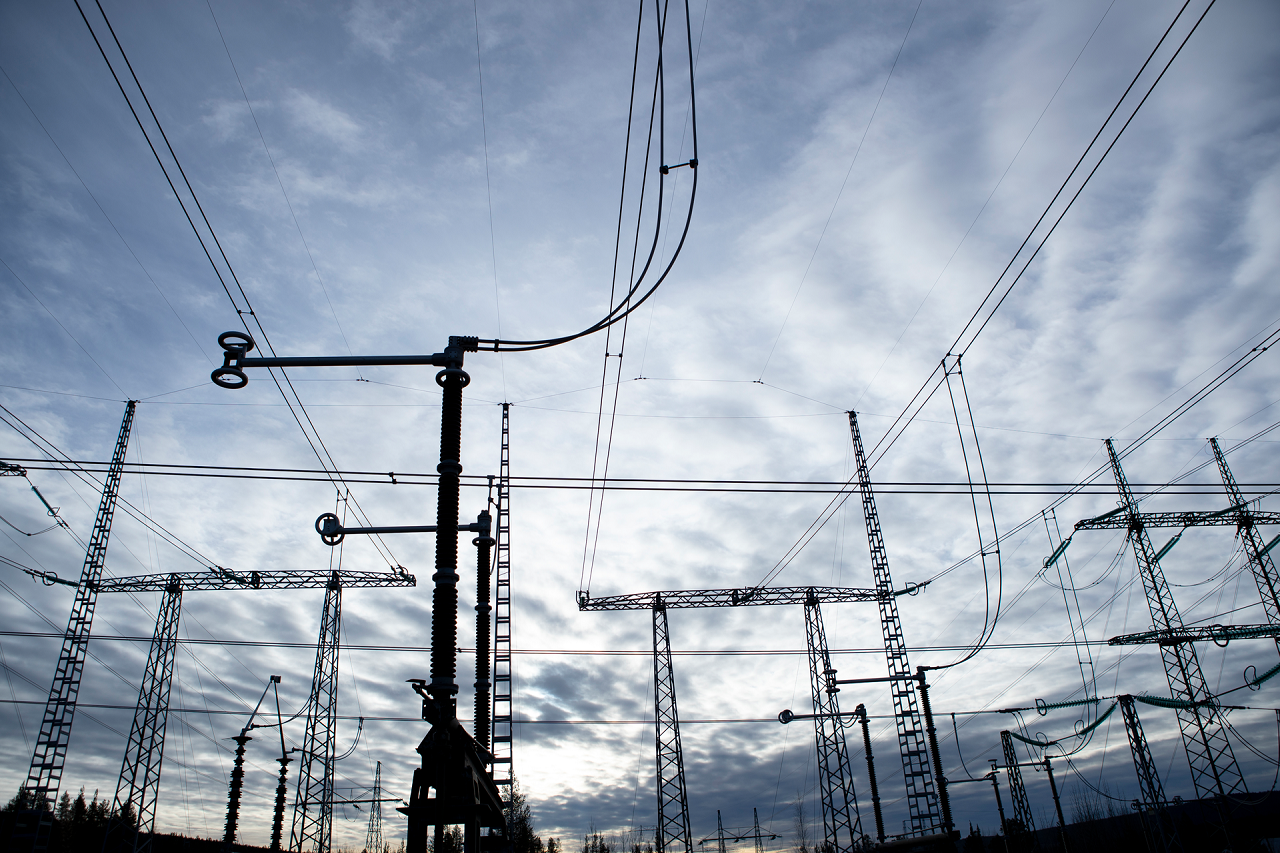 Blick auf Stomtrassen vor einem blauen Himmel mit Wolken