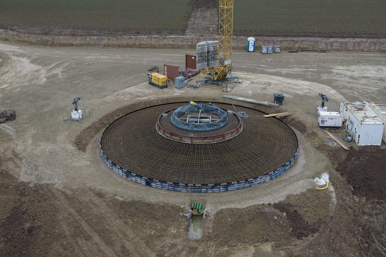 Baustelle für Onshore Windpark mit Kreisrundem Fundament und Kran