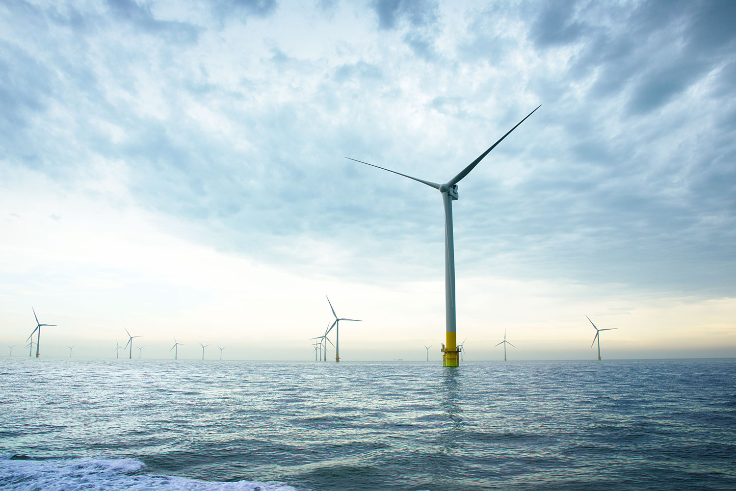 Renewables - Offshore-Windräder im Meer