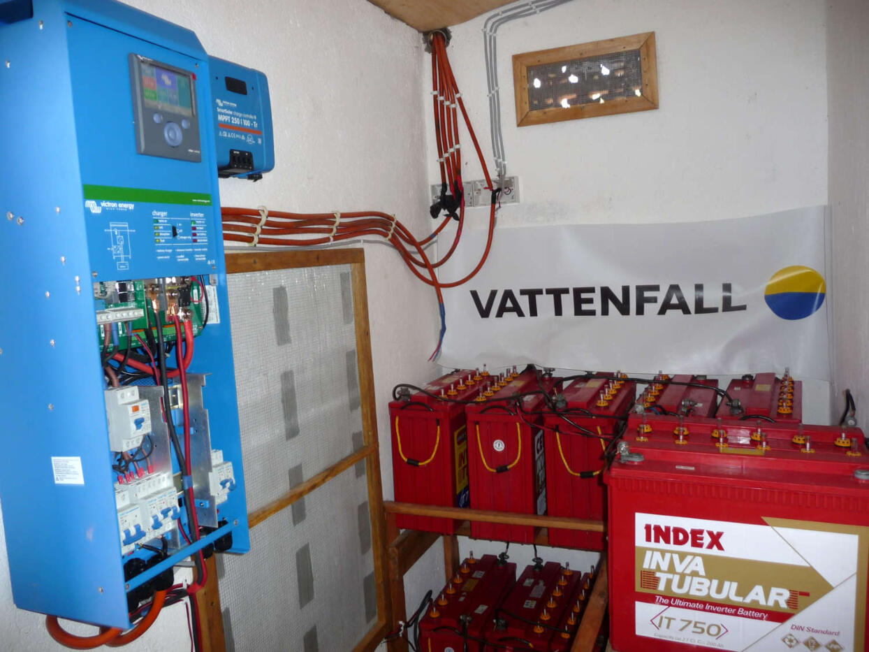 Viele Batterien vor einem Vattenfall-Banner