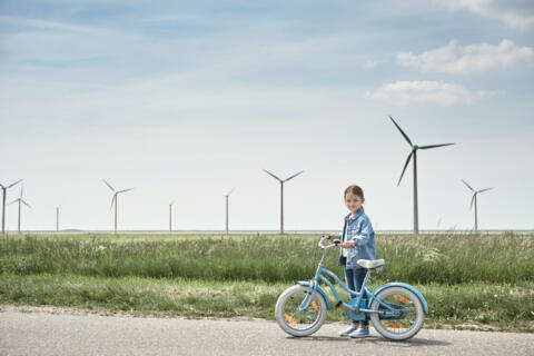 Bild auf der Bühne - Mädchen mit Fahrrad Hintergrund Wiese