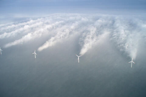 Luftaufnahme von Windrädern in einem Offshore-Windpark.