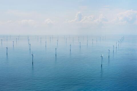  Blick auf einen Windpark auf hoher See