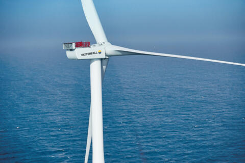 Windrad im Meer mit einer Vattenfall-Aufschrift
