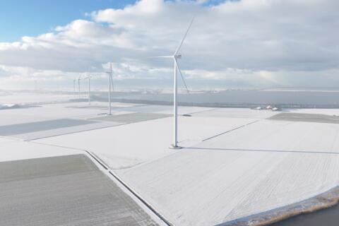 Windpark an der Küste auf Feld im Schnee