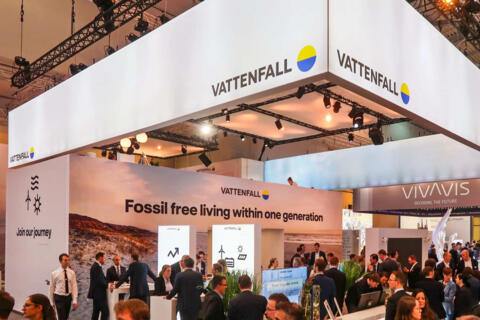 Vattenfalls Messestand mit vielen Besuchern und dem Slogan: Fossil free living within one generation.