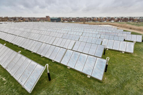 Solarpark vor einem Wohngebiet
