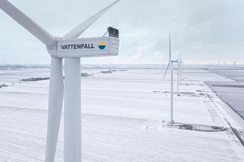  Verschneite Landschaft mit Windkraftanlagen