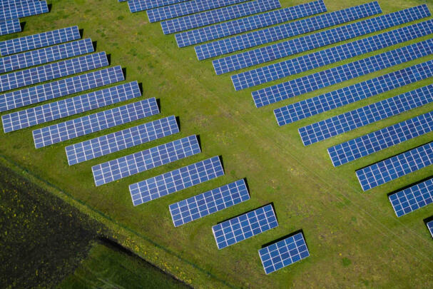 Photovoltaik Freiflächenanlage auf einer Wiese.