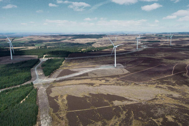 Onshore-Windräder in Landschaft zur Energielieferung