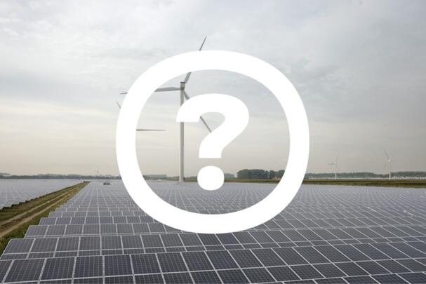 Solarpark mit Windturbine im Hintergrund und Icon mit Fragezeichen auf dem Bild