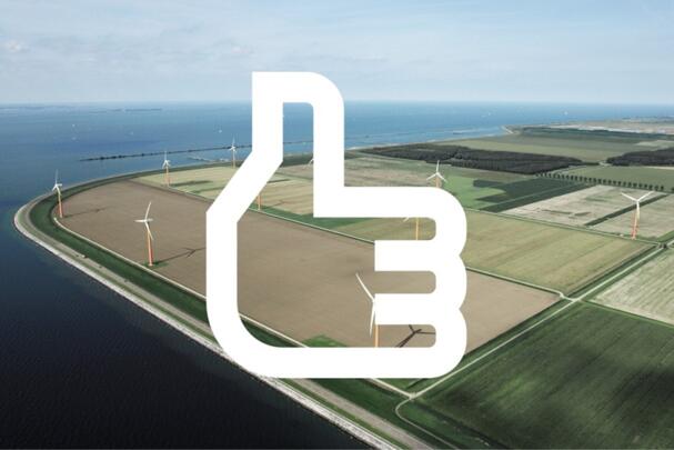 Windpark Onshore an der Küste in mitten grüner Felder mit Daumen hoch Icon auf dem Bild