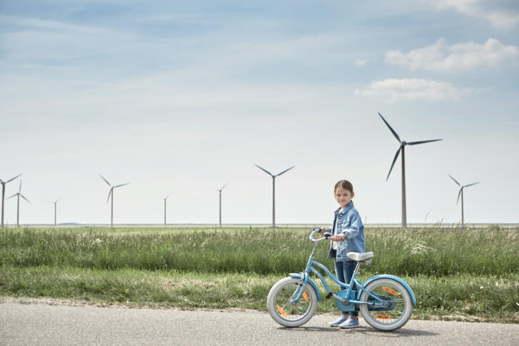 Bild auf der Bühne - Mädchen mit Fahrrad Hintergrund Wiese