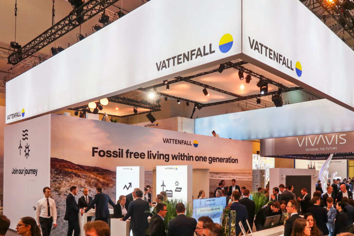 Vattenfalls Messestand mit vielen Besuchern und dem Slogan: Fossil free living within one generation.