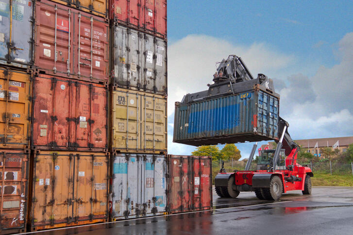 Fracht-Container werden Verladen