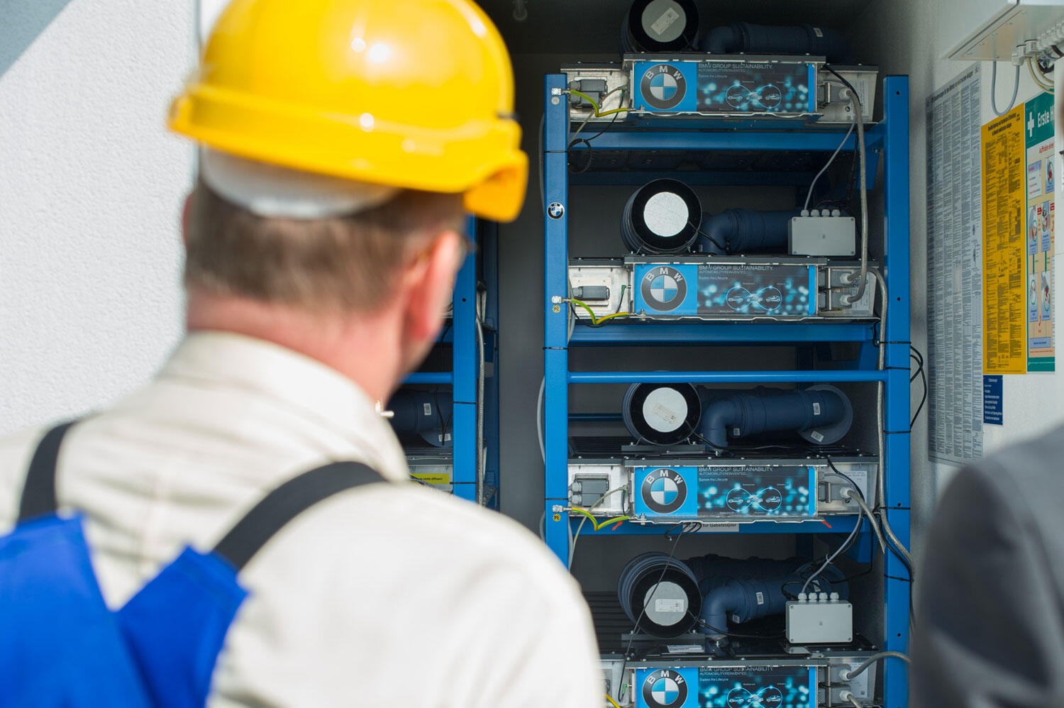 Stagebild Mitarbeiter vor Batteriespeicheranlage