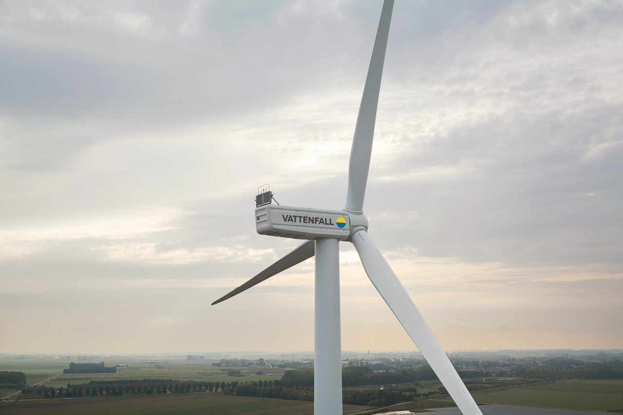 Windrad mit Vattenfall Logo vor einem leicht bewölkten Himmel