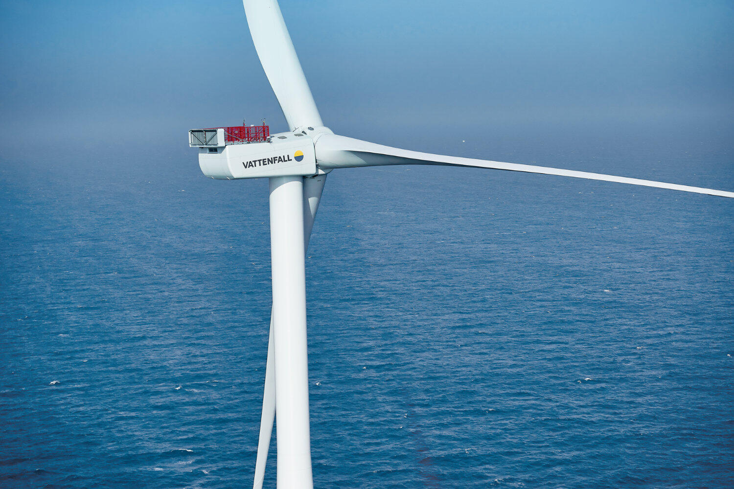 Windrad im Meer mit einer Vattenfall-Aufschrift