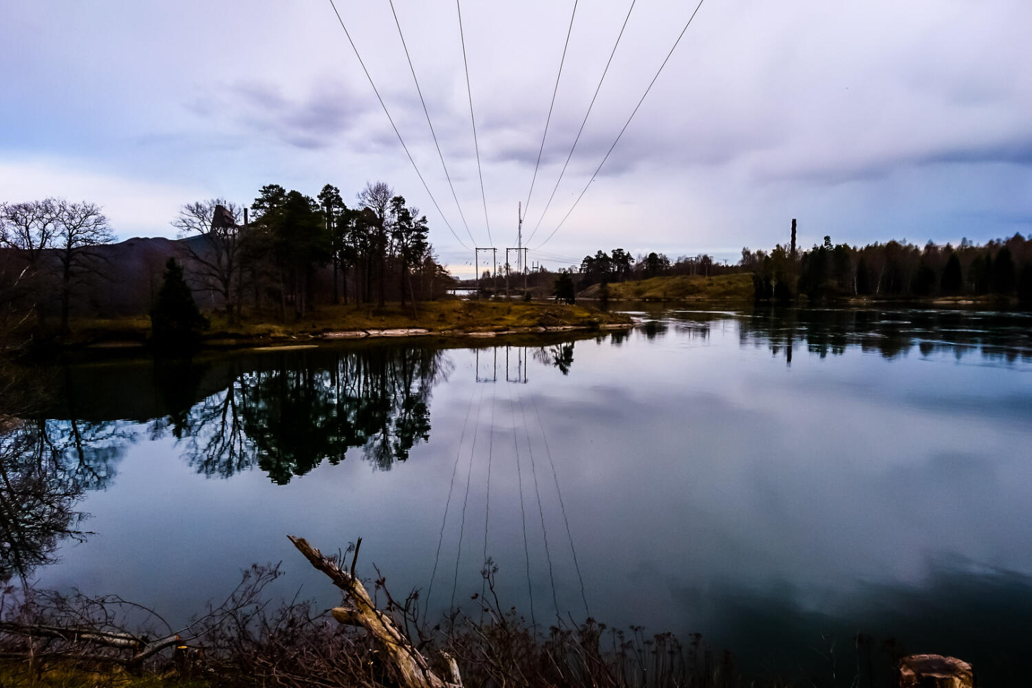 Stromleitungen führen über einen See