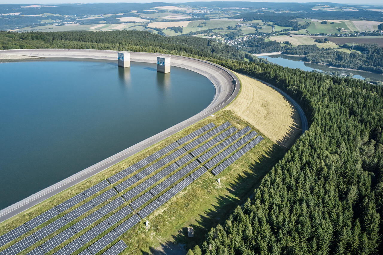 Luftaufnahme eines Pumpspeicherkraftwerks umgeben von Bäumen