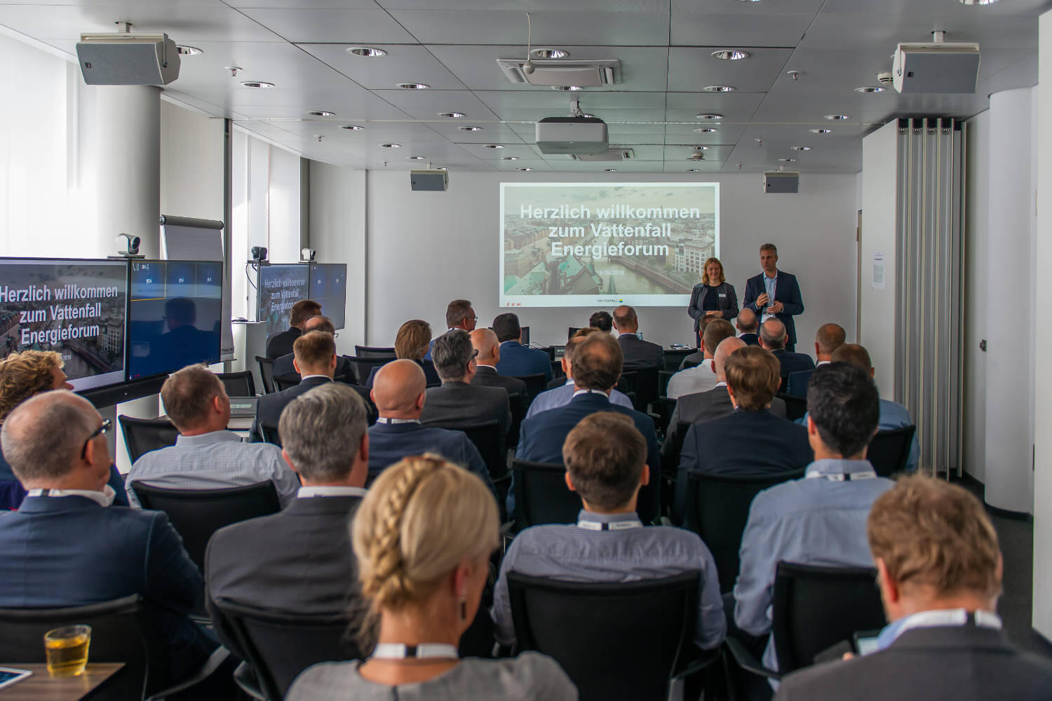 Vattenfalls Energieforum, bei dem zwei Personen einen Vortrag vor Publikum halten.