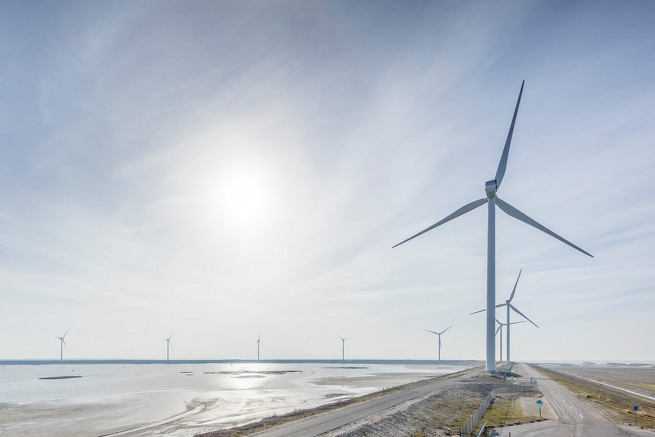 Windräder entlang einer Küste