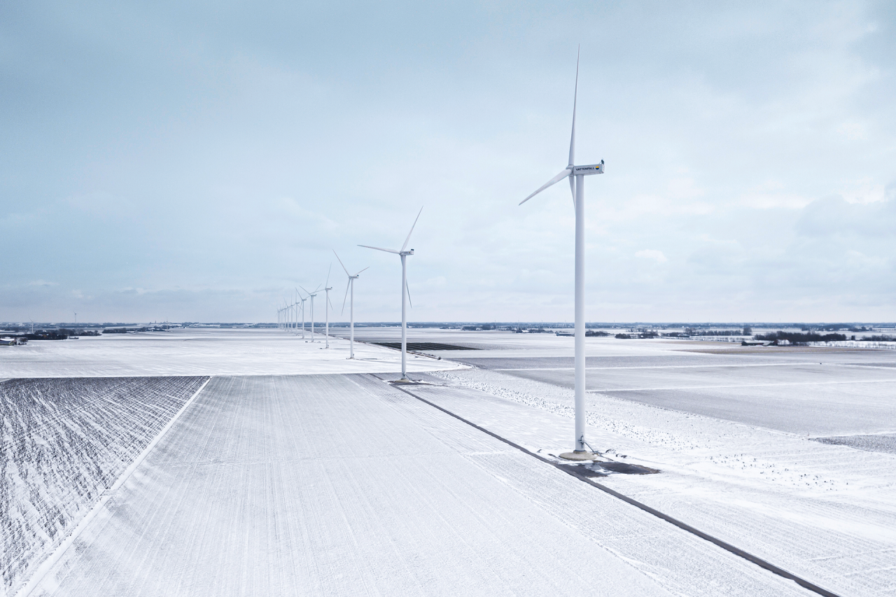Windräder in einer verschneiten Umgebung