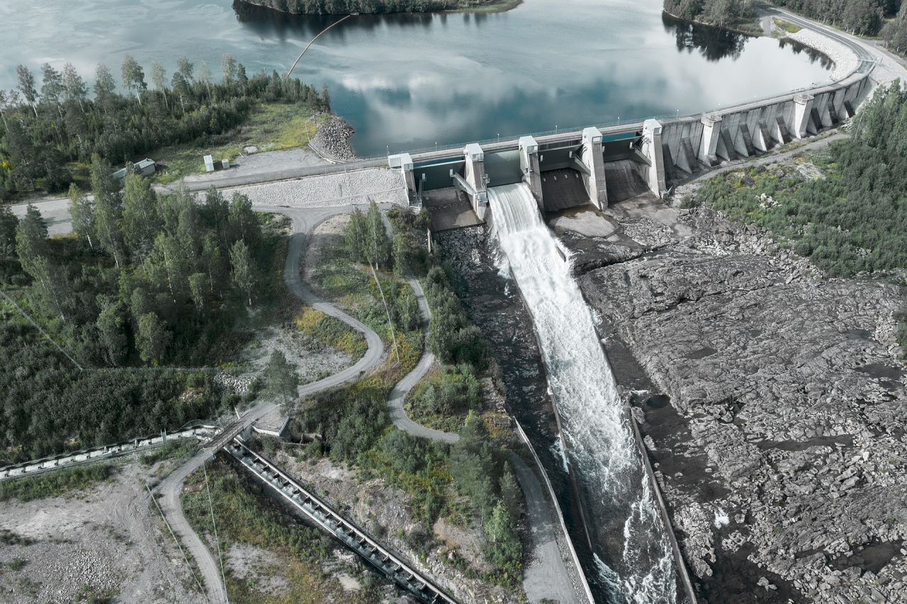 Luftaufnahme eines Wasserkraftwerks