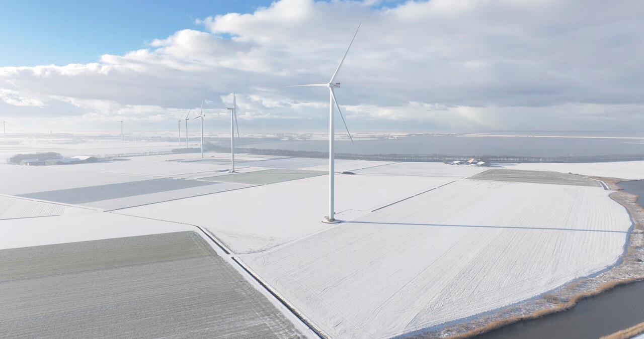 Windpark an der Küste auf Feld im Schnee