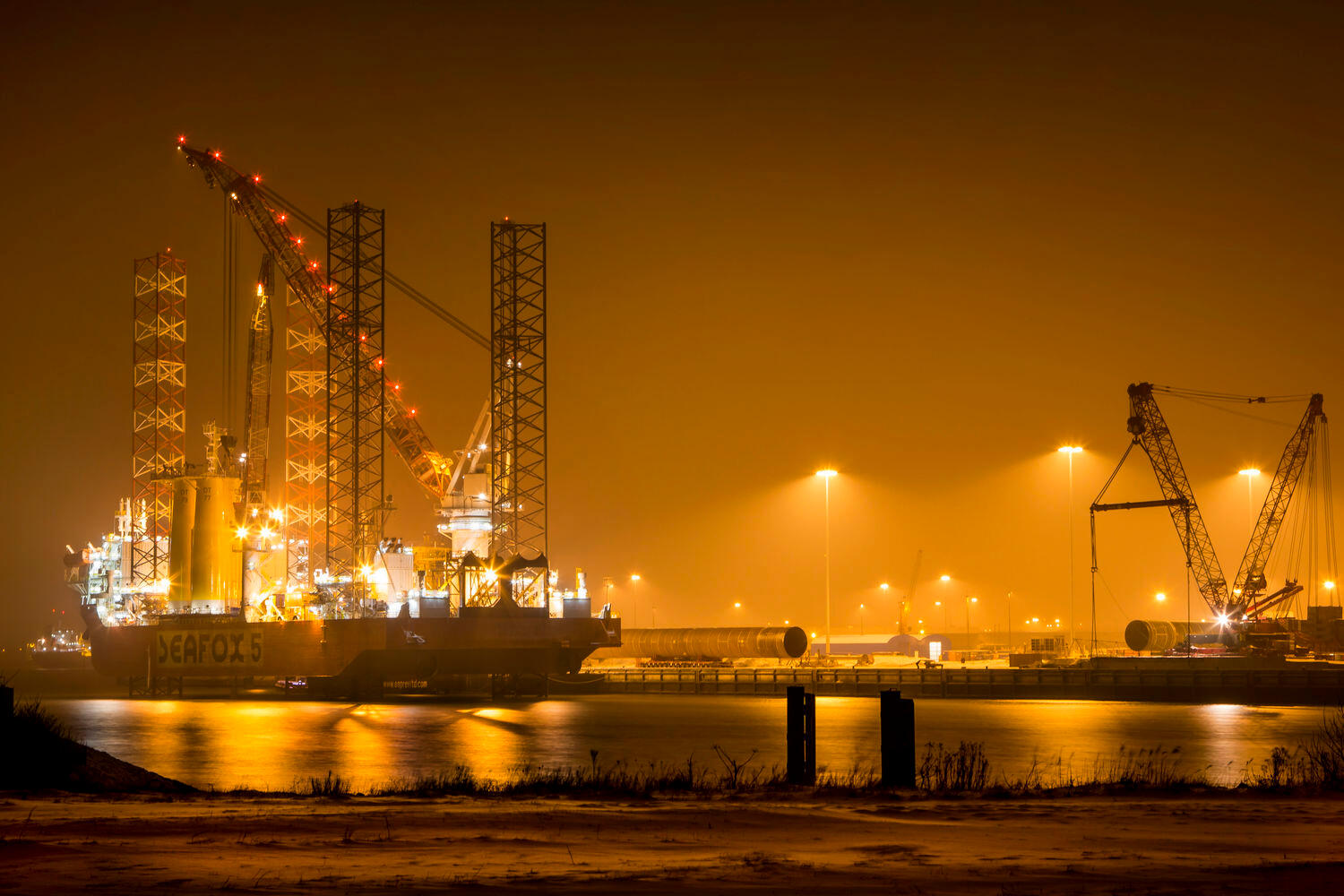 Hamburger Hafen im Dunkeln