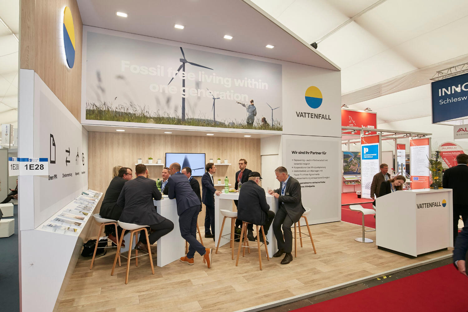 Messestand von Vattenfall mit vielen Besuchern.