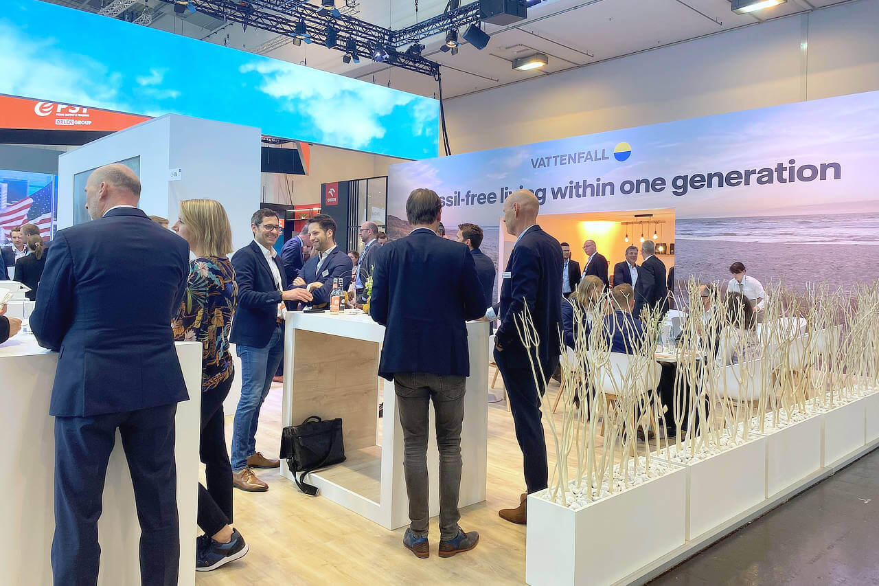 Besuchende auf dem Messestand von Vattenfall auf der E-World