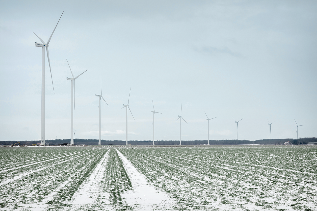 Mehrere Windräder auf einem Feld mit Schnee