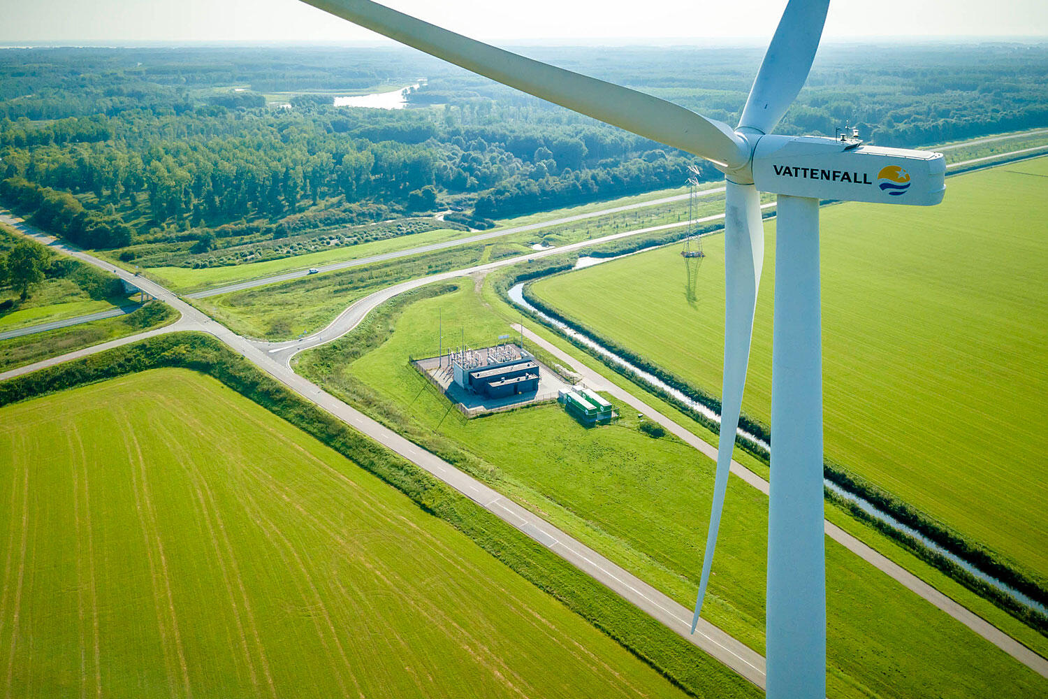 Stagebild Onshore-Windrad auf grüner Wiese