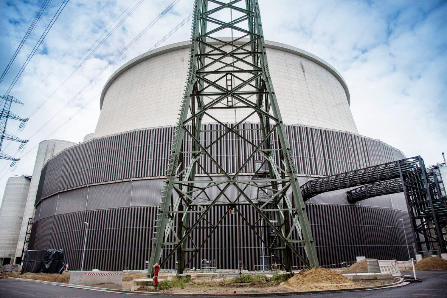 Stromtrasse vor einem Kraftwerk